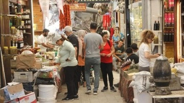 Hatay'da depremin yıkıma yol açtığı tarihi çarşıda 350 esnaf bayram mesaisinde