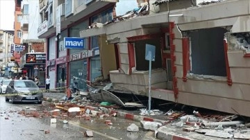 Hatay'da depremlerde hasar alan iki katlı bina çöktü