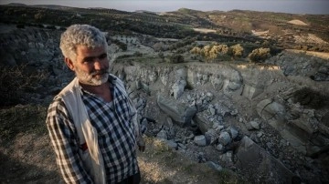 Hatay'da devasa deprem yarığı oluşan zeytinliğin sahibi şaşkınlığını üzerinden atamıyor