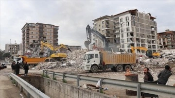 Hatay'da enkaz kaldırma ve yıkım çalışmaları 20 mahallede devam ediyor