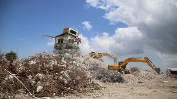 Hatay'da enkaz kaldırma ve yıkım çalışmaları 22 mahallede sürüyor