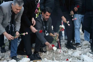 Hataysporlu futbolcular ve teknik ekip, Rönesans Rezidans enkazına karanfil bıraktı
