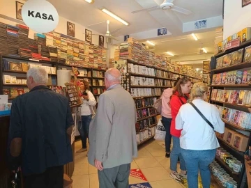 Havaların ısınıp turizm sezonun başlaması ve okulların kapanmasına yakın kitap satışları arttı
