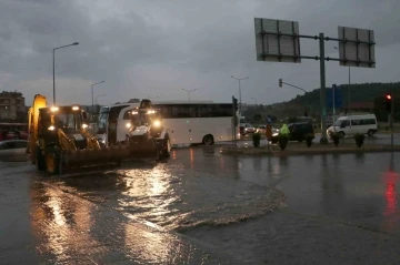 Havza’da sağanak ve dolu hayatı olumsuz etkiledi
