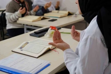 Hayatını kaybeden depremzedeler için dua edildi
