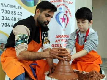 Bursa'da hayatlarında ilk kez çömlek yapan özel öğrencilerin mutlu günü