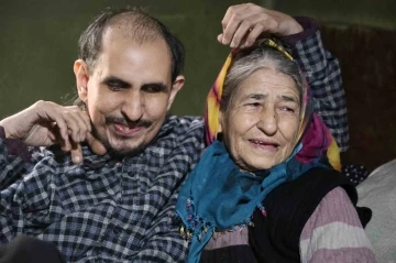 Hayatta kalan tek oğluna 40 yıldır bebek gibi bakıyor
