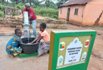 Hayırsever iki kadın emekli maaşlarından biriktirdikleri parayla Afrika’da su kuyusu açtırdı
