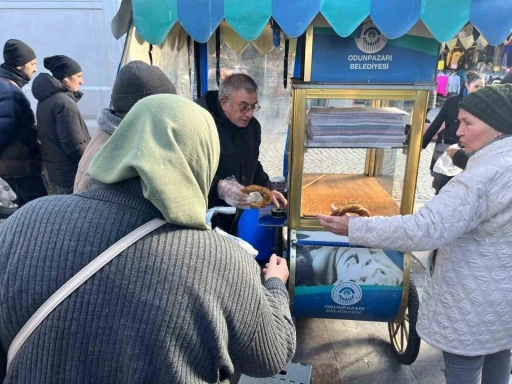 Hayırsever vatandaş 500 simidi bedava dağıttırdı
