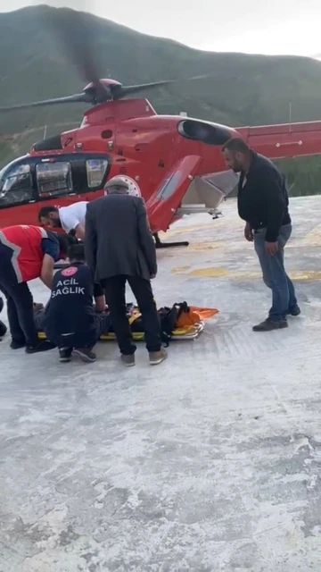 Hayvanın tepmesi sonucu ayağı kırılan şahıs için helikopter havalandı
