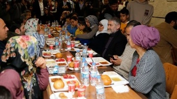 Hazine ve Maliye Bakanı Nebati, Diyarbakır'da depremzedelerle iftar yaptı