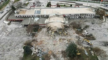 Hemen herkesin bir anısı vardı: Elazığ’da eski terminal binasının son anları havadan görüntülendi
