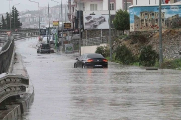 Her sağanakta aynı manzara, Kuşadası’nda Karayolları yıllardır sorunu çözemedi
