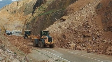 Heyelan nedeniyle kapanan Artvin-Ardanuç kara yolu ulaşıma açıldı