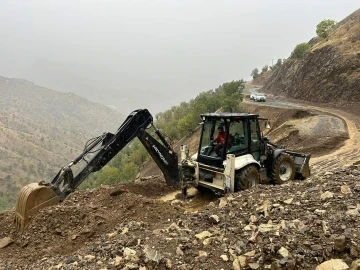 Heyelan nedeniyle kapanan yollarda çalışmalar sürüyor
