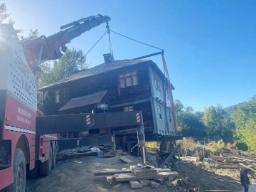 Heyelan tehlikesi bulunan baba evini yıkmaya kıyamayıp, vinçle taşıttılar
