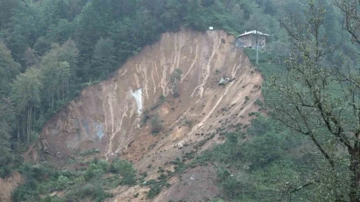 Heyelanı gören köylüler büyük şok yaşadı
