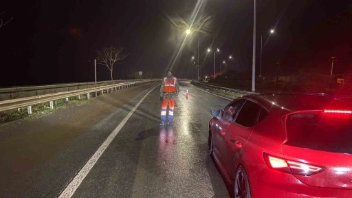 Heyelanın meydana geldiği yol çamurla doldu, trafik yine aksadı
