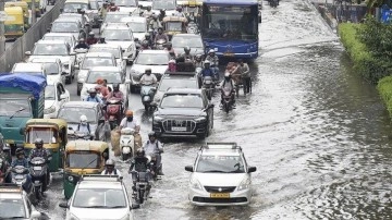 Hindistan'da şiddetli yağmurlar nedeniyle ilk belirlemelere göre 21 kişi öldü