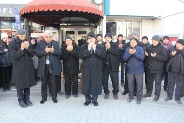 Hisarcık’ta 48 kişilik yılın ilk umre kafilesi dualarla uğurlandı
