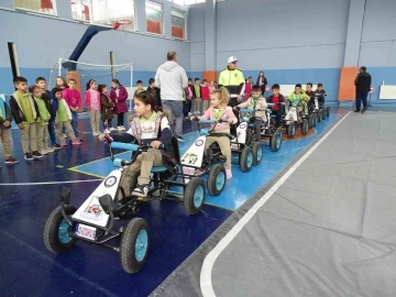 Hisarcık’ta öğrencilere uygulamalı ve teorik trafik eğitimi
