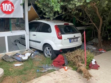 Hızını alamayan otomobil önce eczaneye sonra dönerci dükkanına daldı
