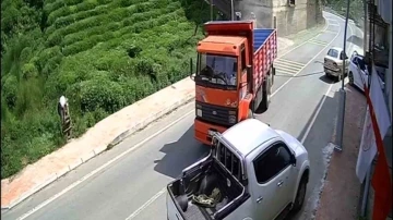 Hızla giden kamyonun altında kalmaktan son anda kurtuldular
