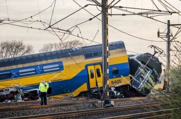 Hollanda’da yolcu treni raydan çıktı: 1 ölü, 30 yaralı
