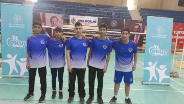 Hüdavendigar Ortaokulu badmintonda büyük başarı elde etti
