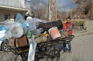 Hurda malzemelerle hem ailesini geçindiriyor hem de geri dönüşüme katkı sağlıyor
