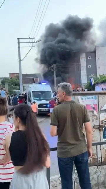 Hurdalıkta çıkan yangın gökyüzünü siyah dumanla kapladı
