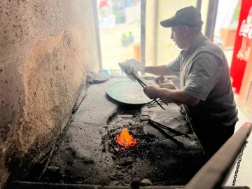 Hüseyin usta tezgahın başında mesleğin son ustalığını sergiliyor
