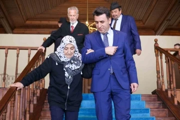 Huzurevi sakinlerini makamında ağırladı
