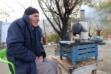 İçinde yaşadığı ve iş yeri olduğu barakası yandı, 75 yaşında zor durumda kaldı
