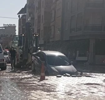 İçme suyu hattı patladı, otomobil içine düştü
