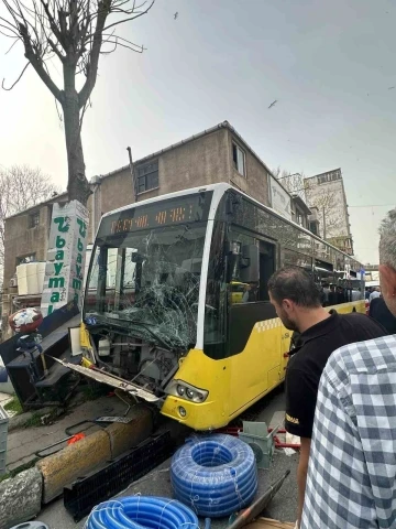 İETT otobüsü kaldırımdaki 2 kişiye çarptı: O anlar kamerada
