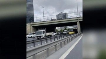 İETT otobüsünün arızalanması nedeniyle Basın Ekspres Caddesi'nde yoğunluk oluştu