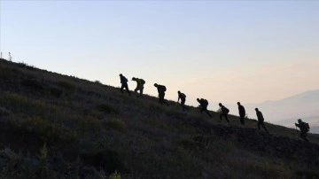 Iğdırlı dağcılar 15 Temmuz şehitleri için 2 bin 550 rakımlı Tekelti Dağı'na tırmandı