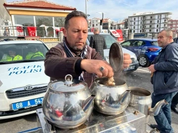 İhtiyaç sahiplerine burs ulaşsın diye kendi çocuğu için çay satıyor
