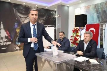 İki adayın yarıştığı kongrede mevcut başkan güven tazeledi
