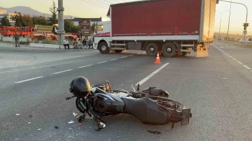 İki aracın arasından geçmek isteyen motosiklet yolcu minibüsüne çarptı: 1 yaralı