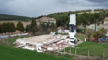 İki katlı bina yerle bir oldu, bir tek asansör kulesi ayakta kaldı
