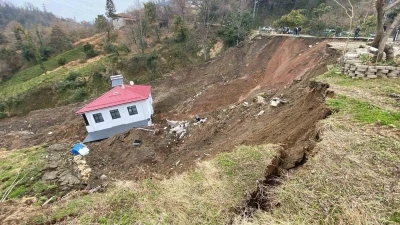 İki katlı ev heyelanda 50 metre sürüklendi
