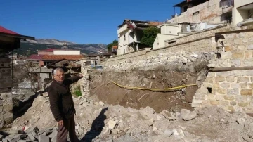 İki mahallenin geçiş güzergahı yıkık halde bekliyor
