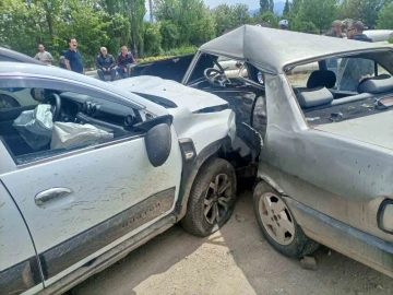 İki otomobil kafa kafaya çarpıştı: 1’i ağır toplam 6 kişi yaralandı
