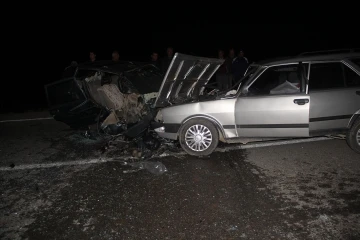 İki otomobil kafa kafaya çarpıştı