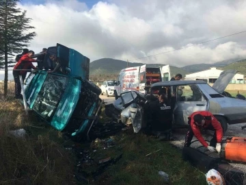 İki otomobil kafa kafaya çarpıştı, ortalık can pazarına döndü