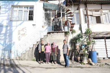 İkinci defa seçilen kadın muhtar balkon konuşması yaptı, kadınlarla çiftetelli oynadı
