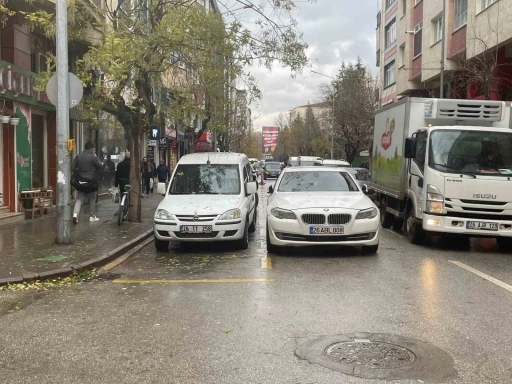 İkinci sıraya park edilen araçlar trafiğin sıkışmasına neden oluyor
