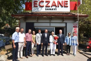 İl Sağlık Müdürü Şenkul, mesleğinde 50 yılını dolduran eczacıyı onurlandırdı
